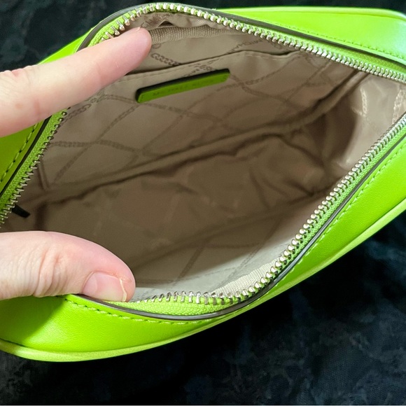 ✨Michael Kors✨ NWT MK Jet Set Medium Quilted Leather Camera Crossbody Bag Pear - Picture 14 of 17